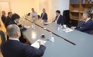 IGES: Novim investicijama usporio bi se trend odlaska mladih iz BiH